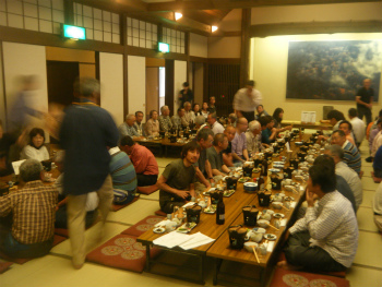 23懇親会へ.jpg